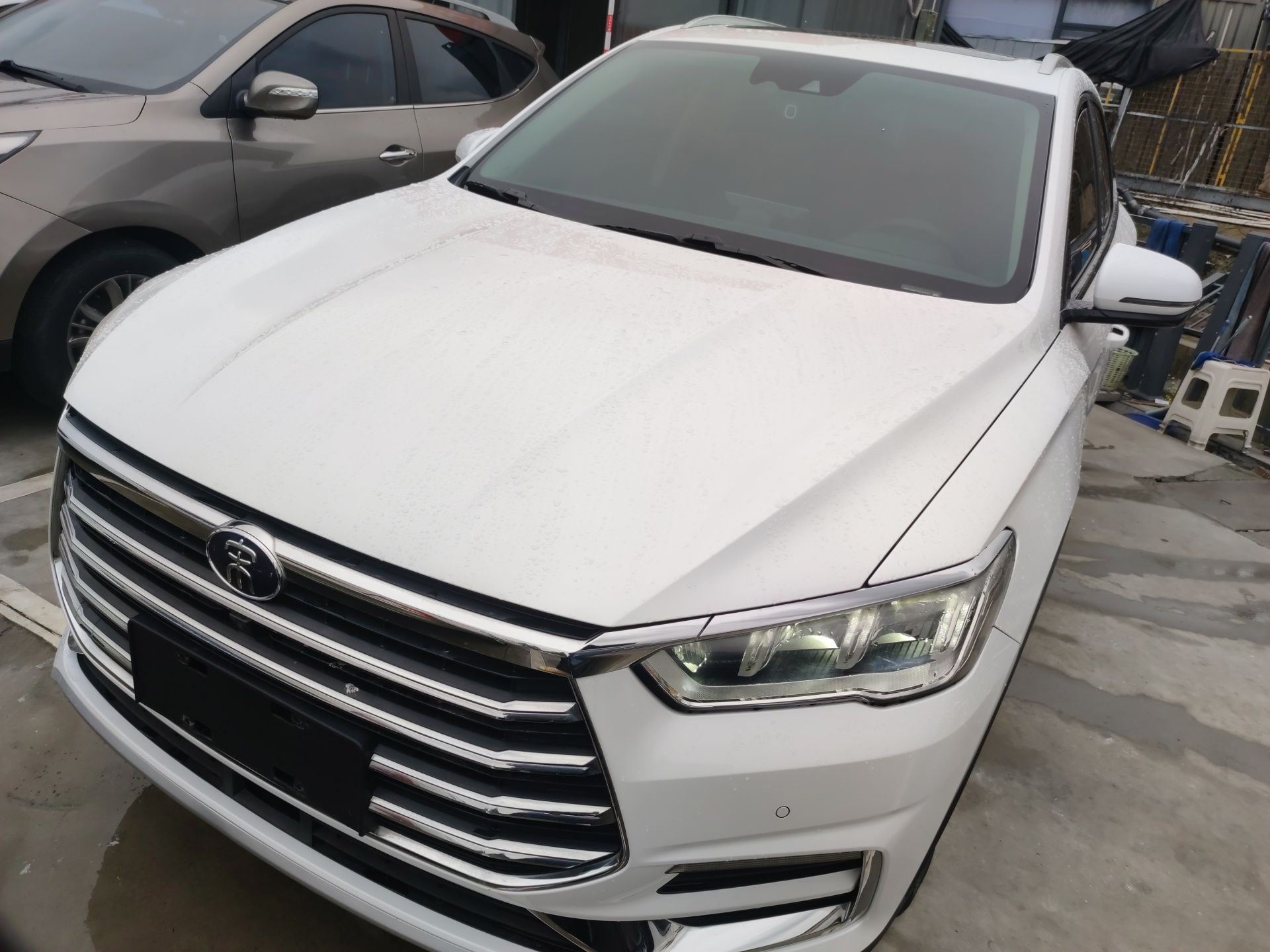 تحت مقدمة السيارة