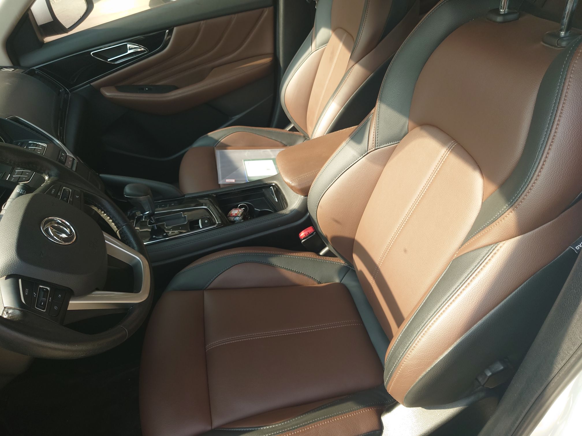 المقاعد الأمامية داخل السيارة