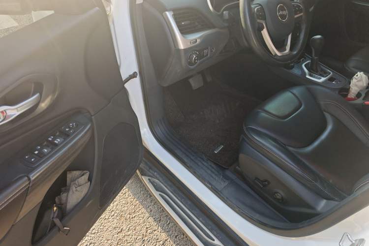 Used Jeep Cherokee 2016 2.4L Superior Edition Driver Seat