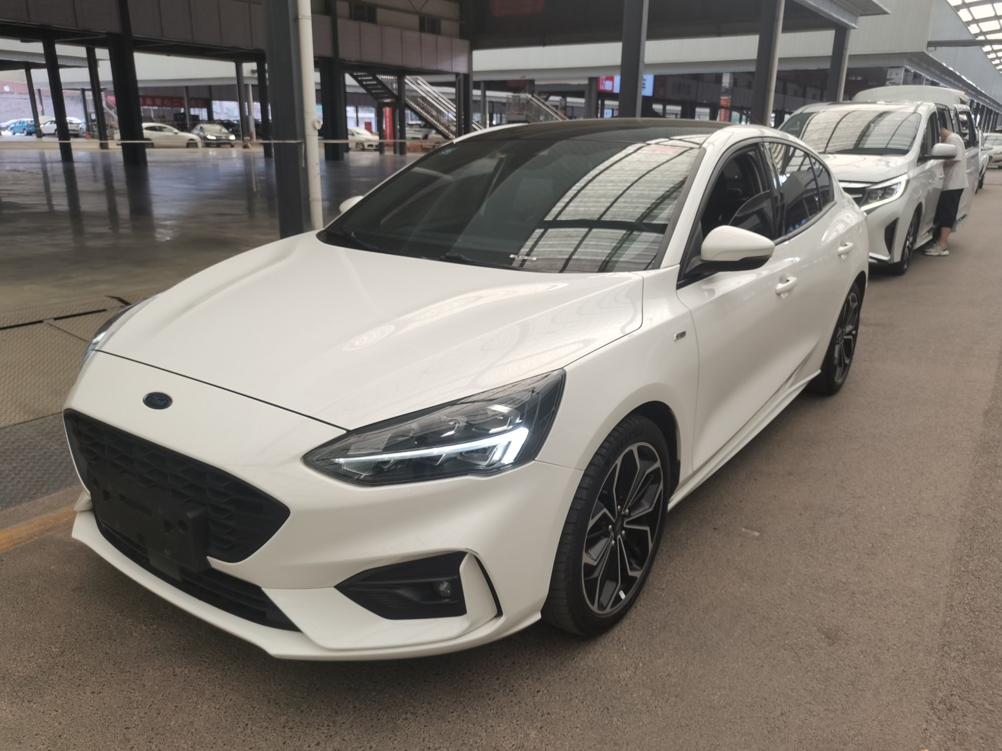 Под передней частью автомобиля