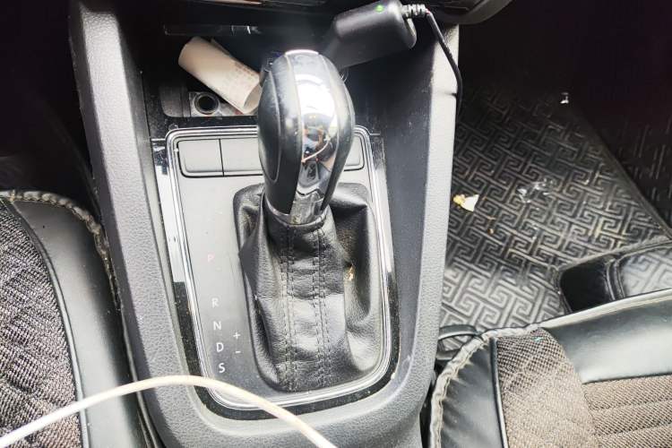 Used Volkswagen Sagitar 2015 1.6L Automatic Comfort Model Gear Lever