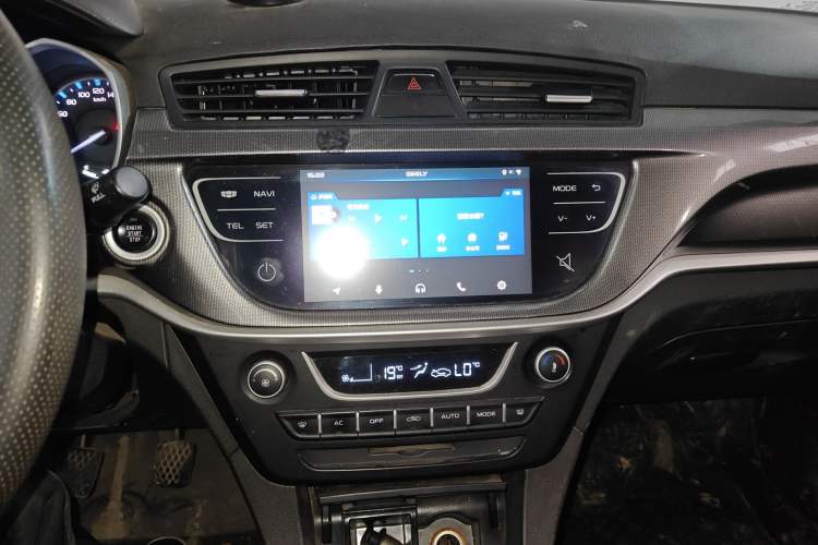 Used Geely Auto Emgrand 2017 Sedan Million Edition 1.5L Manual Upward Connect Version Audio And AC Panel