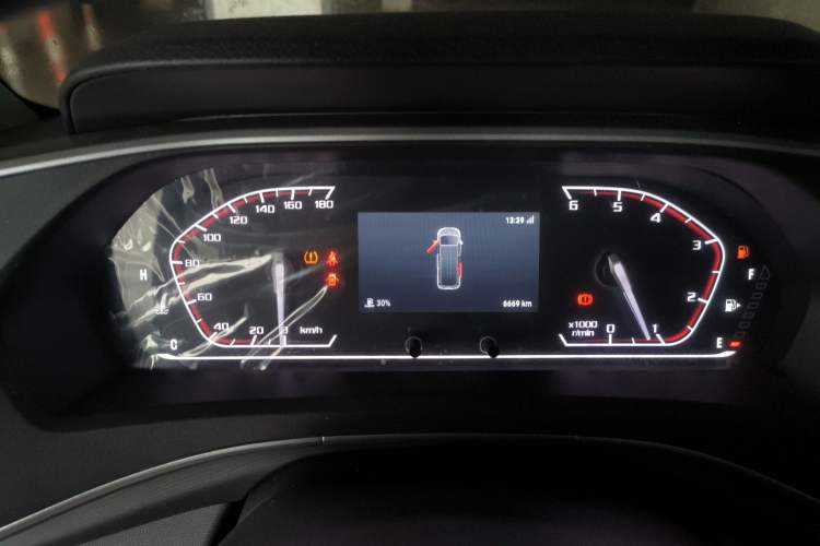 Used SAIC MAXUS Xintu V80 2023 2.0T Manual Classic Aoyuntong Short Wheelbase Mid-Roof 5/6-Seater