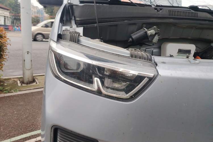 Used Wuling Yangguang 2024 300KM Comfort Version Passenger Van 75kW
