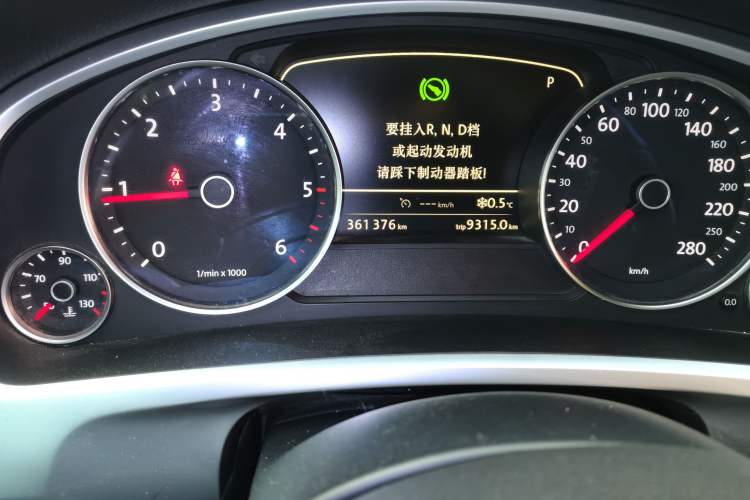 Used Volkswagen Touareg 2015 3.0 TDI Diesel Standard Model Odometer Close Up