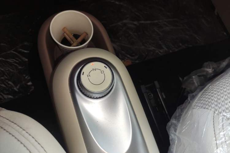 Used Wuling Hongguang MINIEV 2025 Four-Door Version Advanced Edition Gear Lever