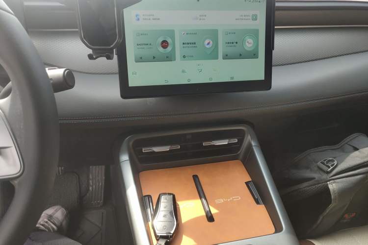 Used BYD Qin PLUS 2025 DM-i Smart Drive 55KM Leading Model Audio And AC Panel