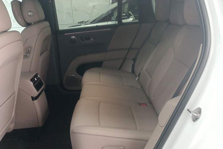 Used Li Auto i6 2025 Model Two-Wheel-Drive Standard Type
