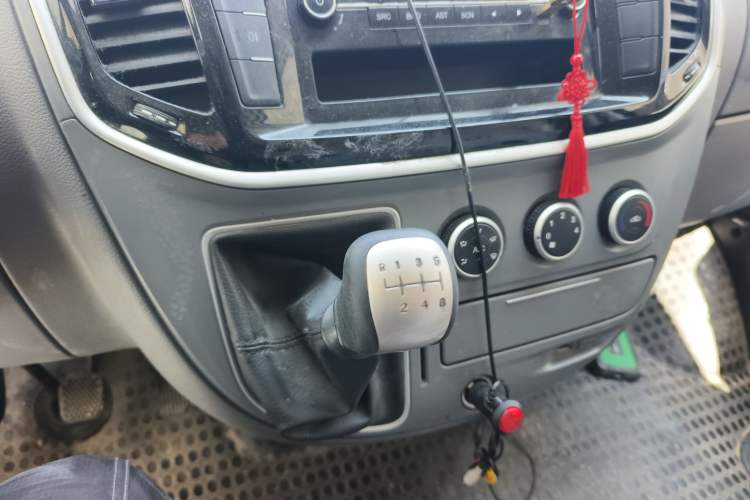 Used SAIC MAXUS Xintu V80 2019 2.5T Classic Model 6-Speed Manual – Aoyuntong Modified Version Short Wheelbase Ultra-Low Roof 5/6 Seats