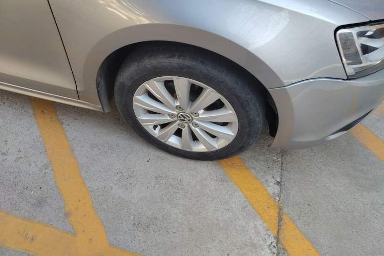 Used Volkswagen Sagitar 2014 1.6L Automatic Comfort Model Right Front Wheel Hub