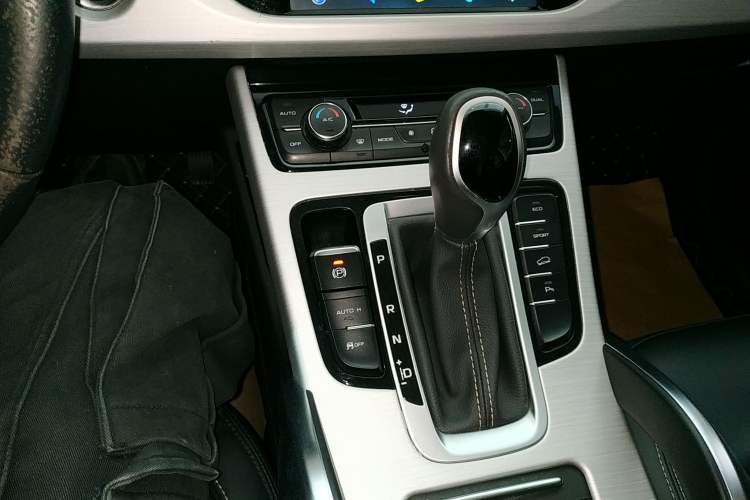 Used Geely Auto Emgrand X7 Sport 2016 1.8TD Automatic Smart Connectivity Version Gear Lever