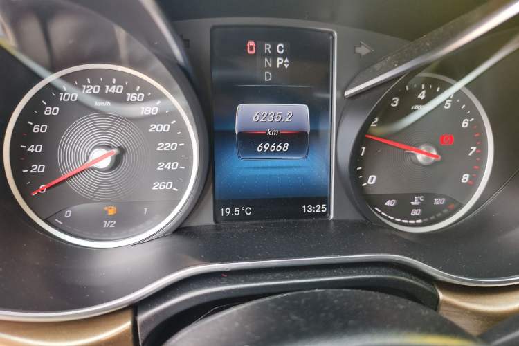 Used Mercedes-Benz V-Class 2022 V 260 L Long-wheelbase Luxury Edition Odometer Close Up