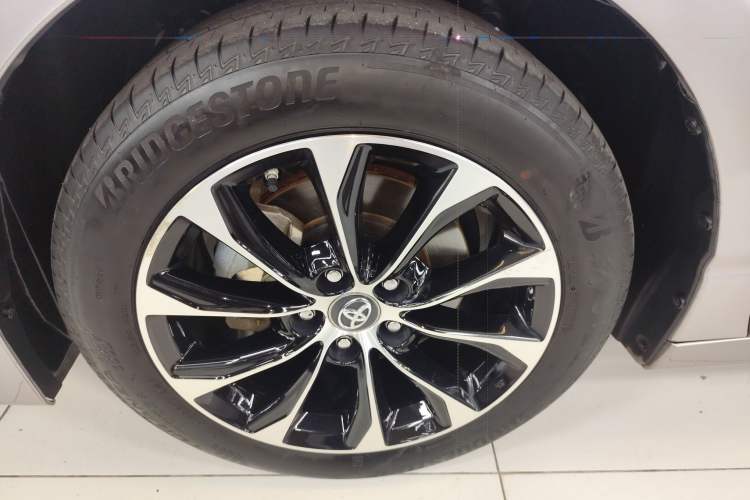 Used Toyota Avalon 2023 2.5L Luxury Edition Left Front Wheel Hub