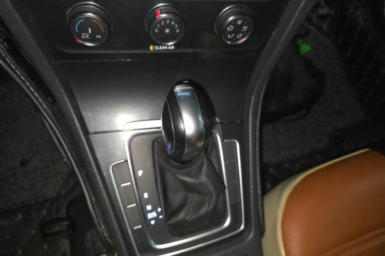Used Volkswagen Golf 2018 1.6L Automatic Comfort Model Gear Lever