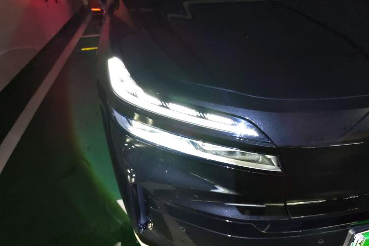 Used ONVO Luxeed L90 2025 Model—Ultra Six-Seater Version Right Front Headlight