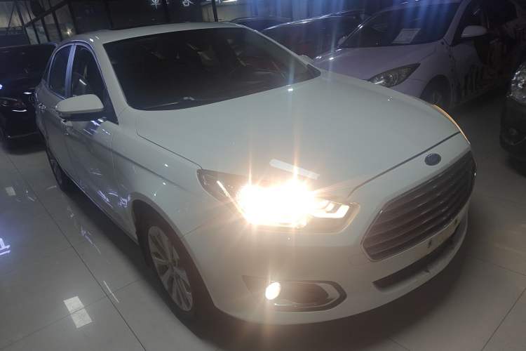 Used Ford Escort 2015 1.5L Automatic Fashion Model Front Right 45 Deg