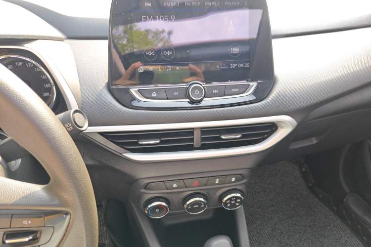 Used Chevrolet Trax 2019 Redline 325T Automatic Fun Edition China VI Standard Audio And AC Panel