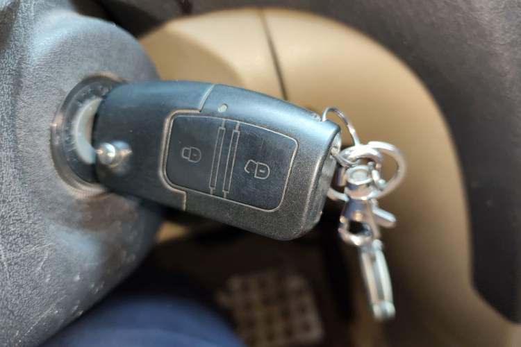 Used JMC Yusheng S350 2011 2.4T Two-Wheel-Drive Luxury 5-Seater Vehicle Key