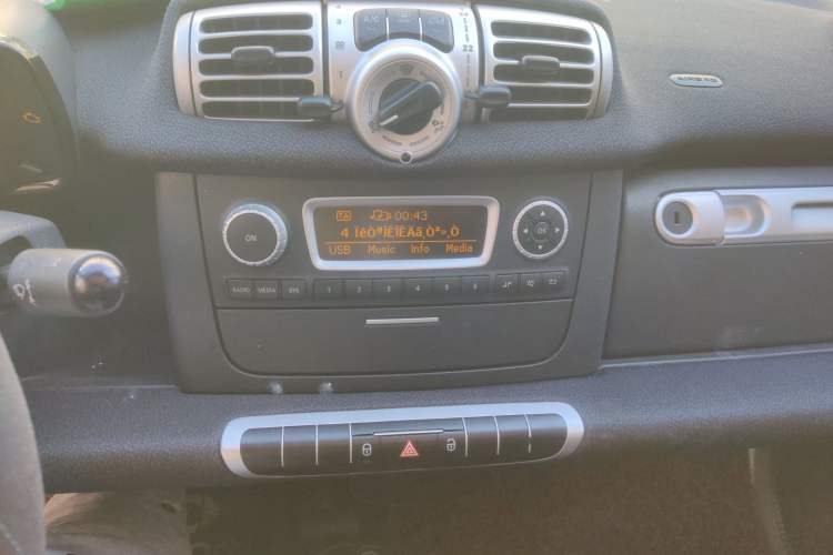 Used smart fortwo 2011 1.0 MHD Hardtop Passion Edition Audio And AC Panel