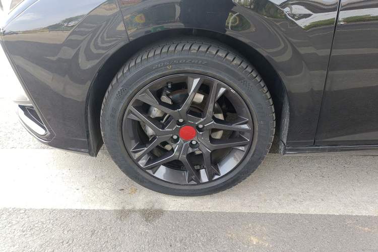 Used Dongfeng Aeolus Yixuan 2021 230T Automatic Zuiying Knight Edition Left Front Wheel Hub