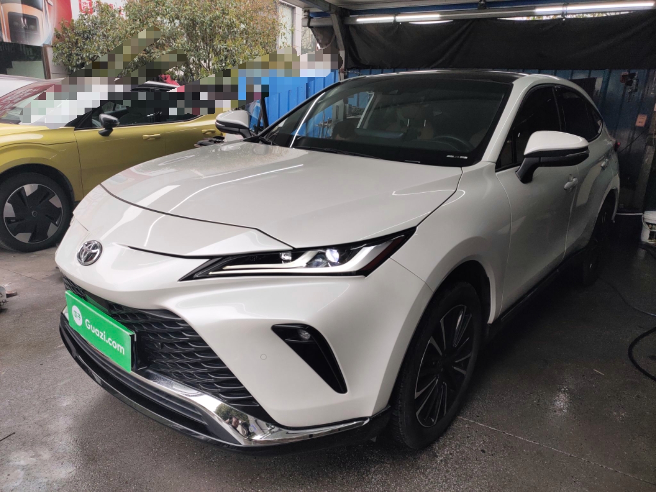 تحت مقدمة السيارة