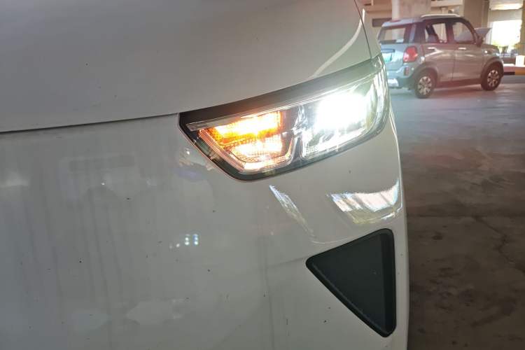 Used Wuling Yangguang 2024 300KM Comfort Version Passenger Van 75kW