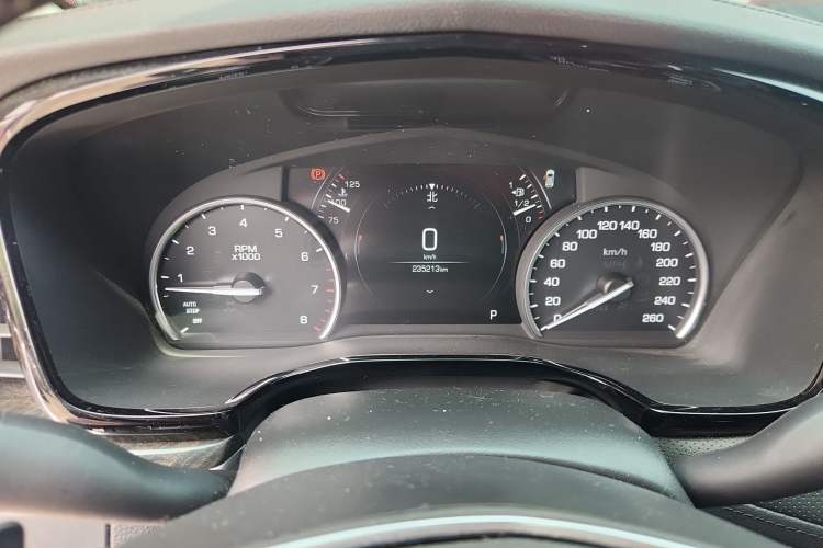 Used Cadillac XT5 2018 25T Luxury Model Odometer Close Up