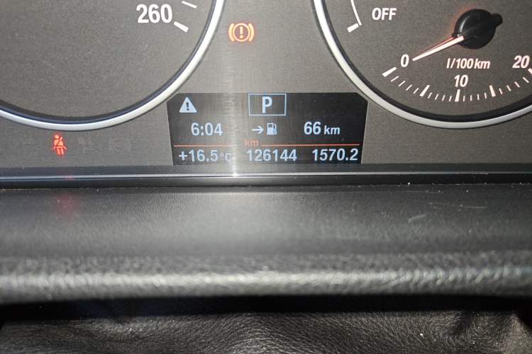 Used BMW 3 Series 2016 316Li Fashion Model Odometer Close Up