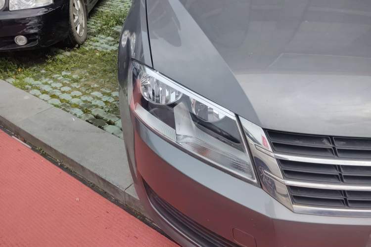 Used Volkswagen Lavida 2013 Revised Classic 1.6L Manual Fashion Edition Right Front Headlight