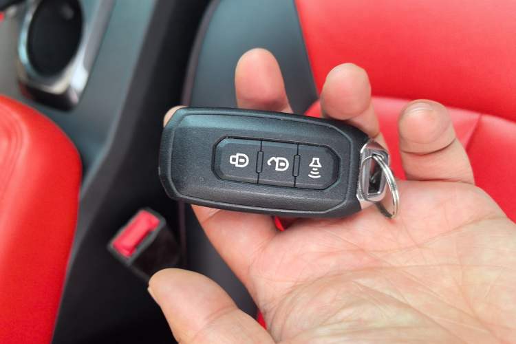 Used JMC Yuhu 7 2020 2.0T Diesel Automatic 2WD Comfort Plus Long Wheelbase China VI Emission Standard JX4D20A6L Vehicle Key