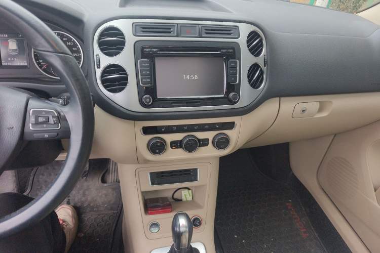 Used Volkswagen Tiguan 2015 1.8TSI Automatic Two-Wheel Drive Luxury Model Audio And AC Panel