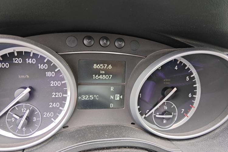 Used Mercedes-Benz R-Class 2011 R 300 L Business Model Odometer Close Up