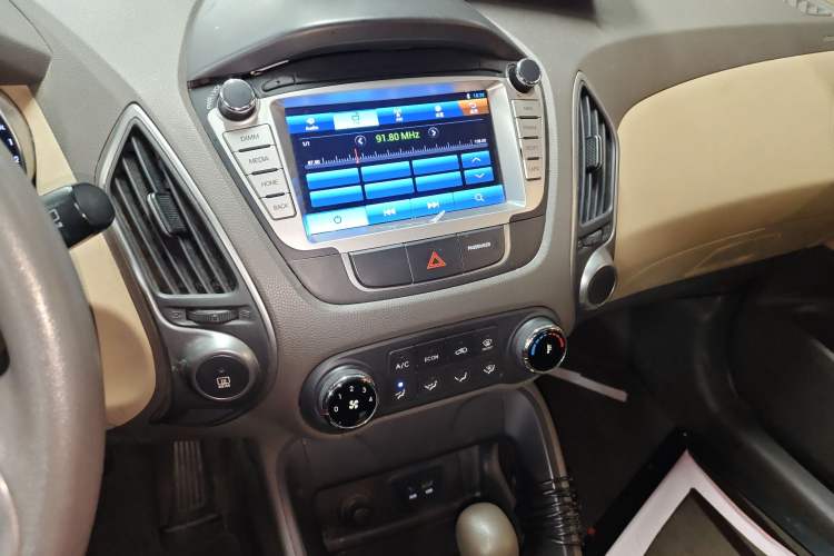 Used Hyundai ix35 2010 2.0L Automatic Two-Wheel Drive New Edition GL Audio And AC Panel