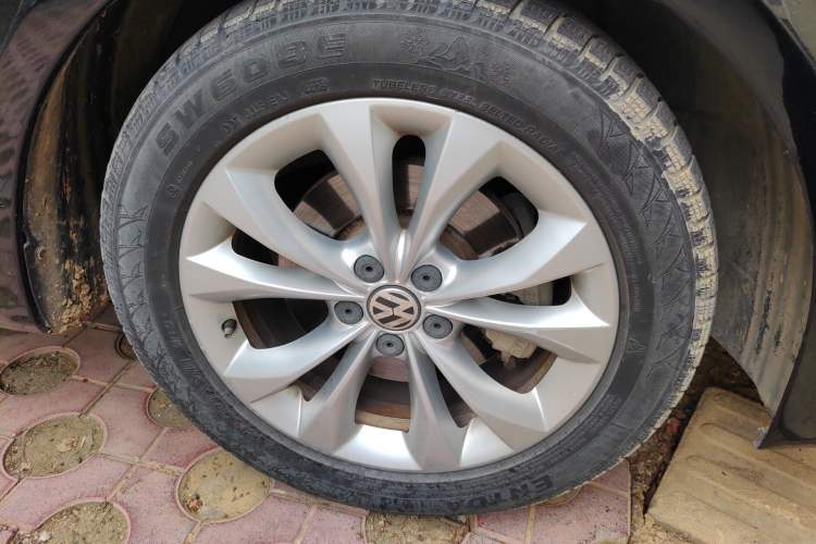 Used Volkswagen Lavida 2011 1.4 TSI Manual Prestige Edition Right Front Wheel Hub