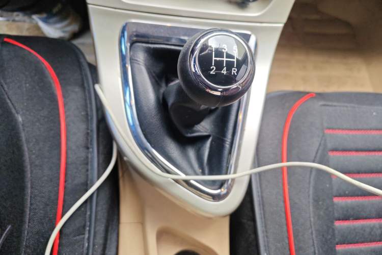 Used Brilliance H330 2013 1.5L Manual Comfort Model Gear Lever