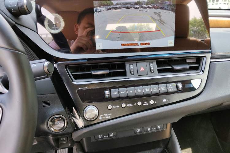 Used Lexus ES 2024 200 Premium Edition
