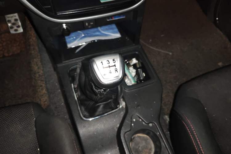 Used Isuzu Pickup 2015 3.0T Two-Wheel Drive 4KH1CT
