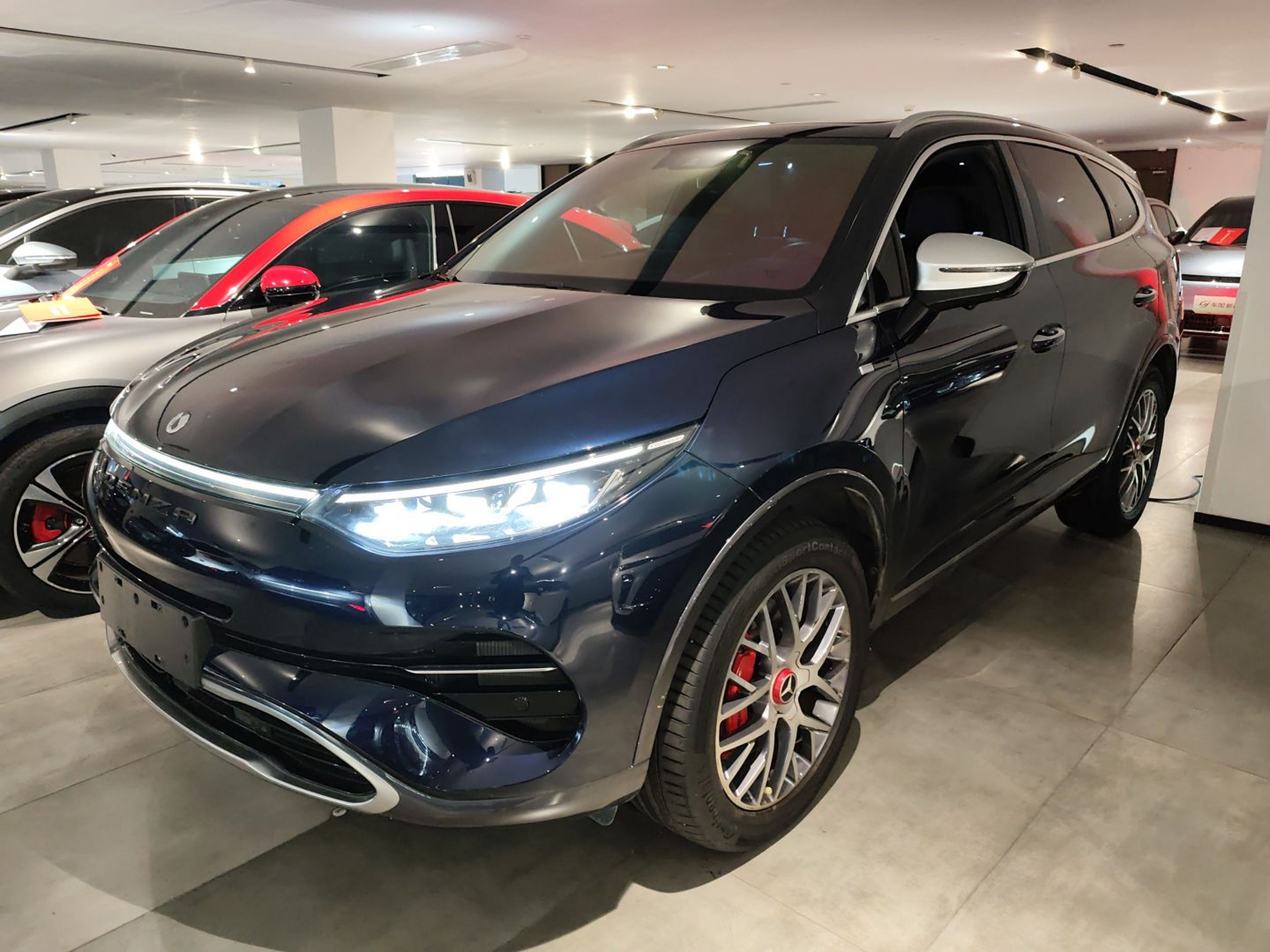 Под передней частью автомобиля