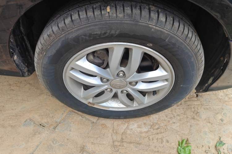 Used Hyundai Celesta 2011 1.6L Manual Comfort Edition Right Front Wheel Hub
