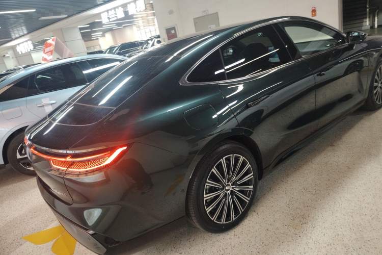 Used Geely Galaxy 8 2025 130km EM-i Flagship Edition Rear Right 45 Deg