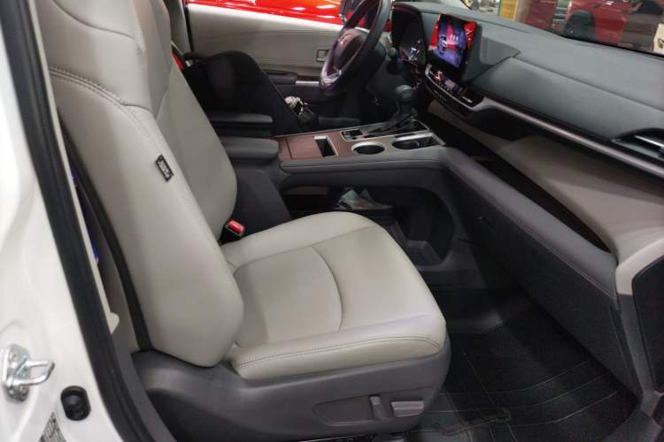Used Toyota SIENNA 2024 2.5L Hybrid Comfort Edition Right Front Seat