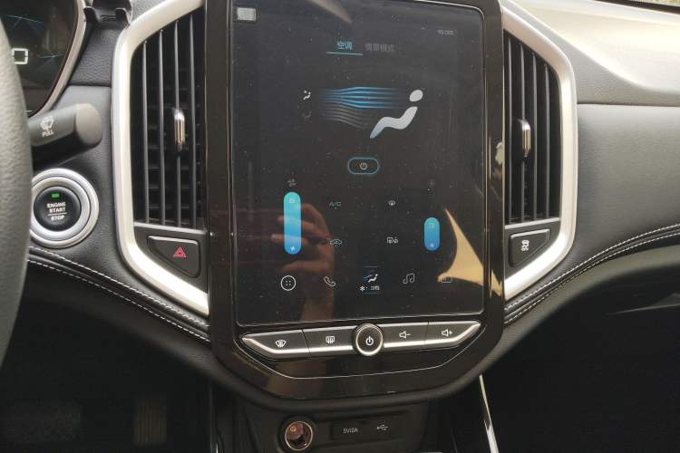 Used Baojun 530 2020 1.5T CVT Luxury Connected Version 5 Seats Audio And AC Panel