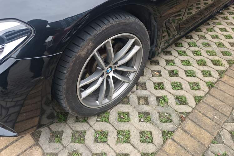 Used BMW 5 Series 2018 525Li M Sport Package Left Front Wheel Hub