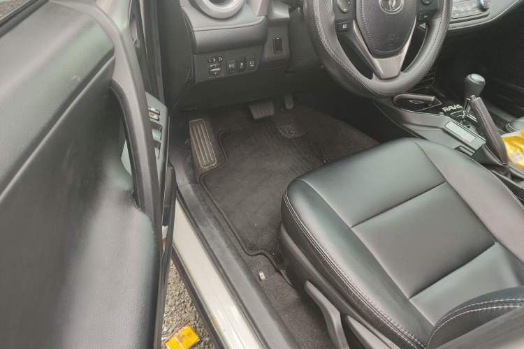 Used Toyota RAV4 2016 2.0L CVT Two-Wheel Drive Fashion Edition China V Standard
