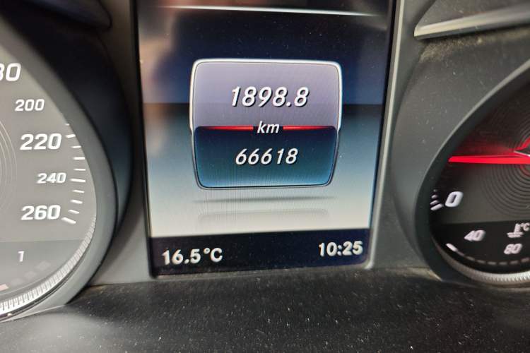 Used Mercedes-Benz GLC 2018 GLC 200 4MATIC Odometer Close Up