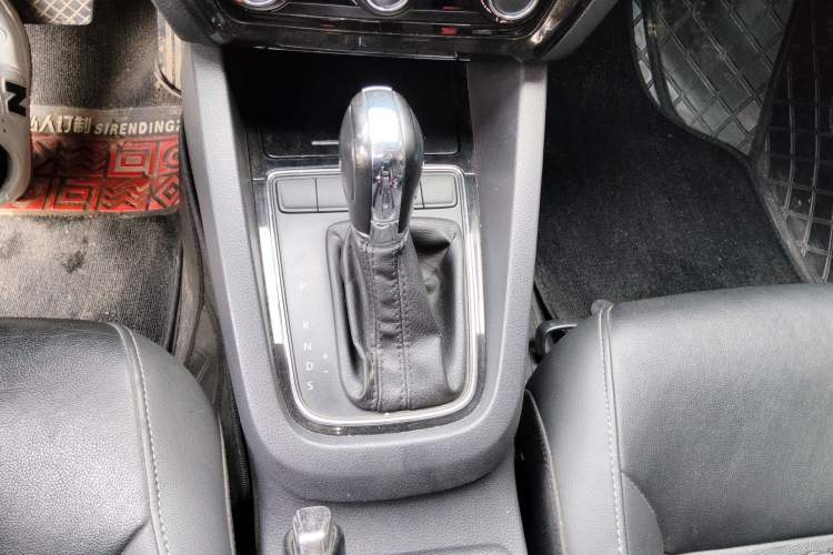 Used Volkswagen Sagitar 2014 Revised Version 1.6L Automatic Comfort Edition Gear Lever