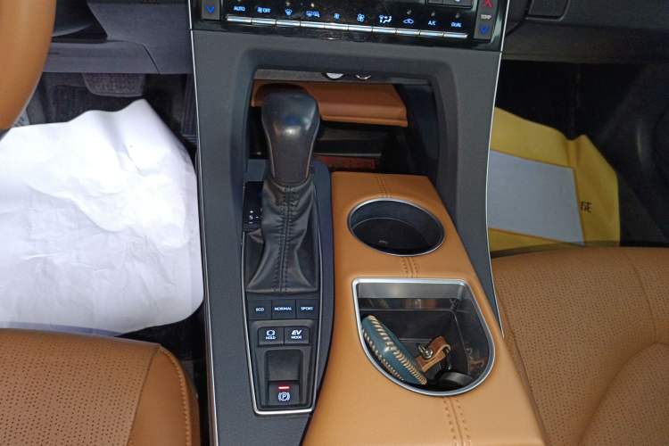 Used Toyota Avalon 2019 Dual-Engine 2.5L XLE Prestige Version China VI Standard