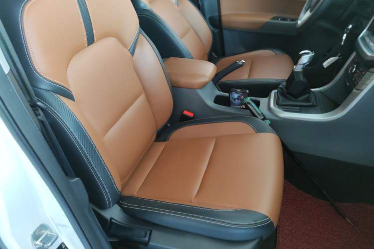 Used SAIC MAXUS T70 2019 2.0T Diesel Manual Two-Wheel Drive Comfort Version with Long Body and High Ground Clearance
