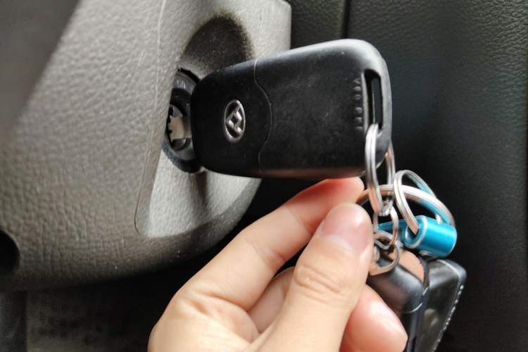 Used SAIC MAXUS Xintu V80 2016 2.5T AMT Aoyuntong National V Short Wheelbase Low-Roof 6-Seater