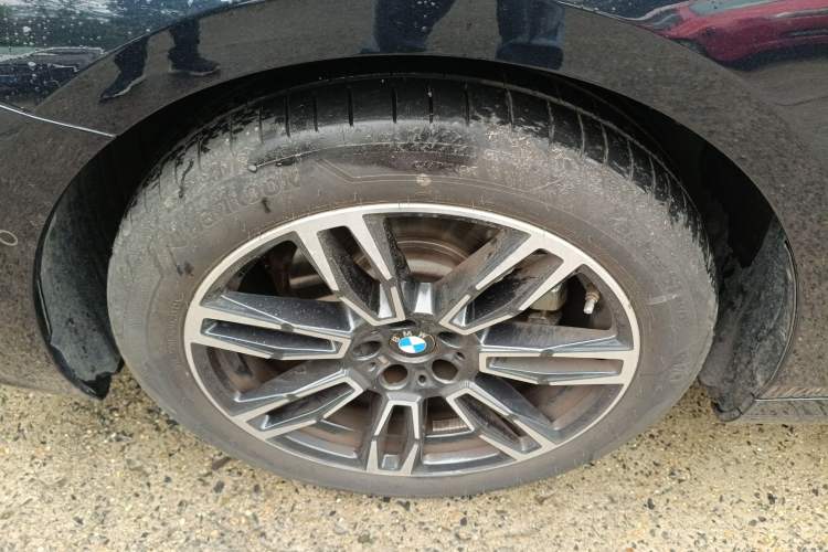 Used BMW 5 Series 2024 525Li M Sport Package Left Front Wheel Hub